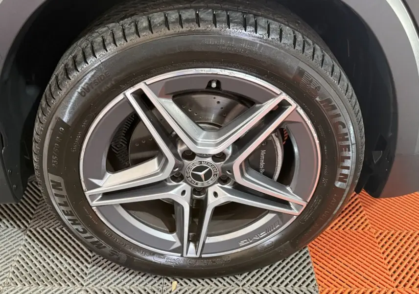 Gros plan sur la roue avant gauche du Mercedes GLB 200 d AMG Line noir, jante AMG en alliage et pneu Michelin.