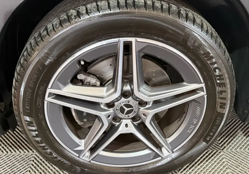 Gros plan sur la jante AMG 5 branches grise du Mercedes GLB 200 d noir, avec pneu Michelin visible de face.