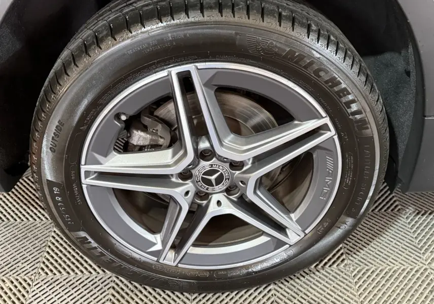 Gros plan sur la jante AMG 5 branches grise et pneu Michelin du Mercedes GLB 200 d noir, côté avant droit.