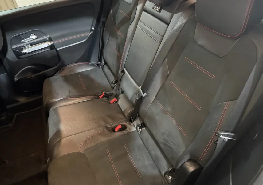 Vue intérieure côté gauche des sièges arrière noirs avec surpiqûres rouges du Mercedes GLB 200 d AMG Line 2020