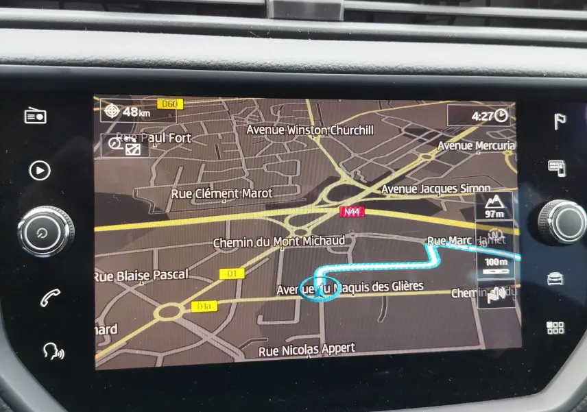 Écran tactile du système de navigation du SEAT Arona 2020 affichant un itinéraire en ville.