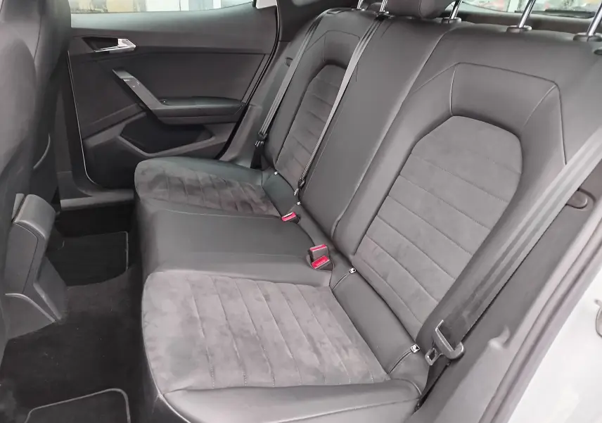 Vue intérieure côté droit des sièges arrière en cuir et alcantara gris foncé du SEAT Arona 2020 blanc avec toit gris magnétique.