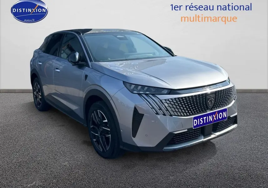 Peugeot 3008 gris Artense en 3/4 avant droit, avec calandre distinctive et jantes alliage noires.