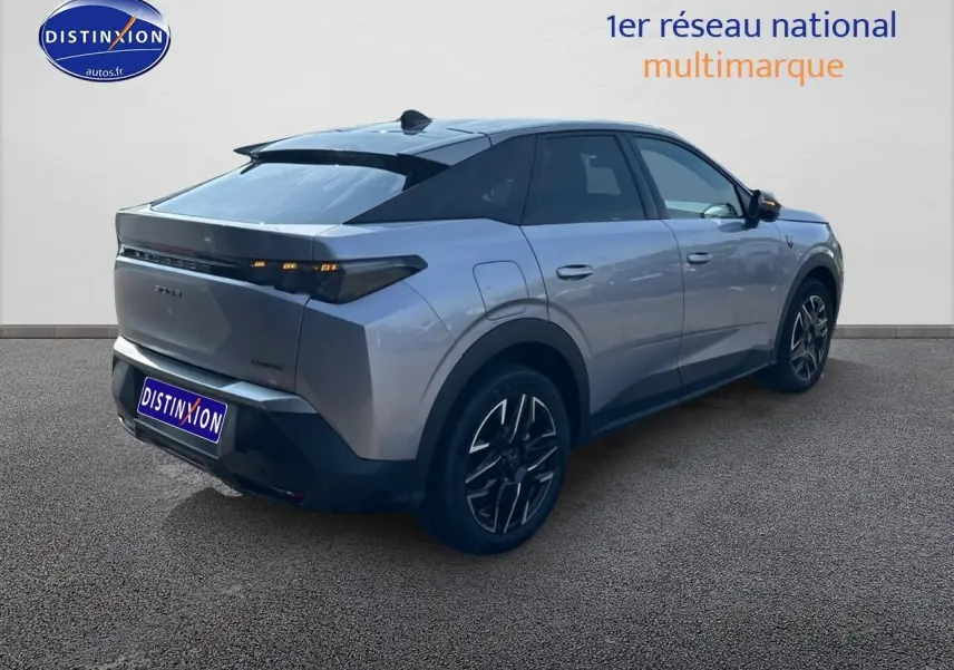 Peugeot 3008 gris artense vue 3/4 arrière droit, jantes alu et feux arrière à LED distinctifs.