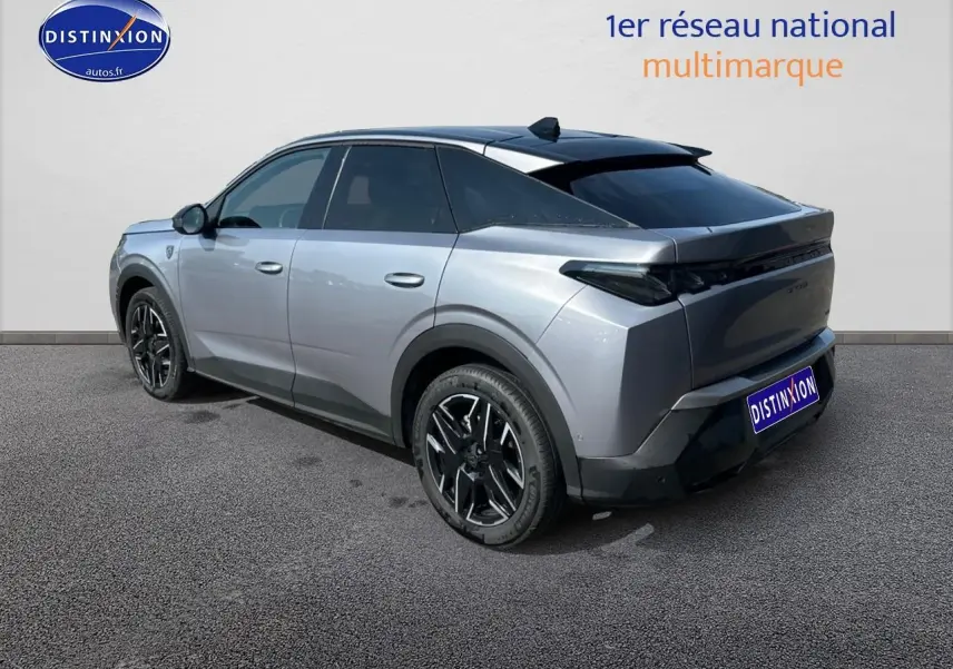 Vue 3/4 arrière droite du Peugeot 3008 gris artense avec toit noir et jantes alliage noires.