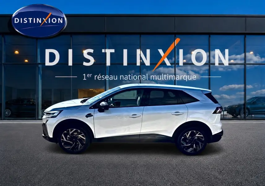 Renault Symbioz blanc nacré en profil droit, SUV hybride avec jantes alu noires et vitres surteintées.