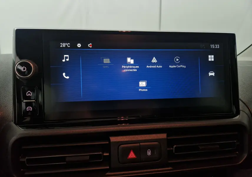 Écran tactile central de l'Opel Combo Life 2025 affichant les options Android Auto et Apple CarPlay dans un intérieur noir.