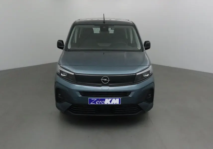 Vue frontale d'un Opel Combo Life bleu Kiama avec calandre noire et plaque Zero KM visible.