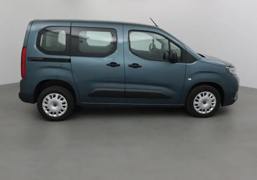 Opel Combo Life bleu Kiama vu de profil côté gauche, avec portes coulissantes et vitres teintées arrière.