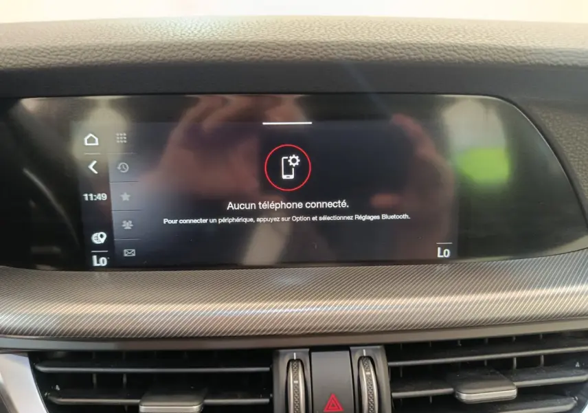 Écran tactile central du tableau de bord de l'Alfa Romeo Stelvio Sprint 2024 affichant l'absence de téléphone connecté.