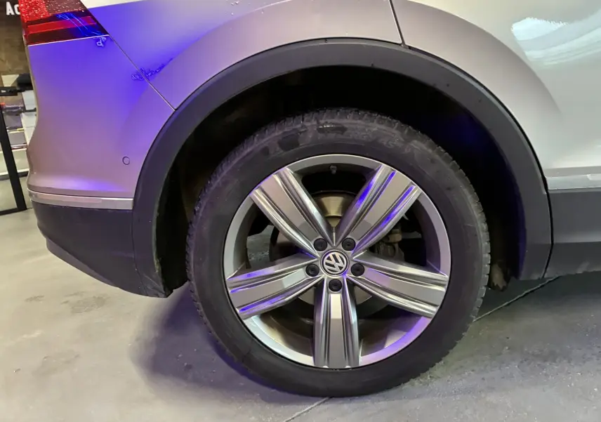 Gros plan sur la roue arrière droite d’un Volkswagen Tiguan gris 2017, mettant en valeur la jante alliage 19 pouces.