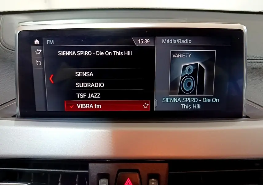 Écran multimédia de BMW X2 sDrive18i 2021 affichant la sélection radio FM avec interface noire et rouge.
