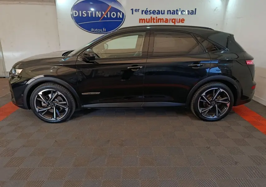DS7 Crossback E-TENSE 4x4 300 noir, vue profil côté gauche, jantes alliage noires et feux arrière LED allumés.