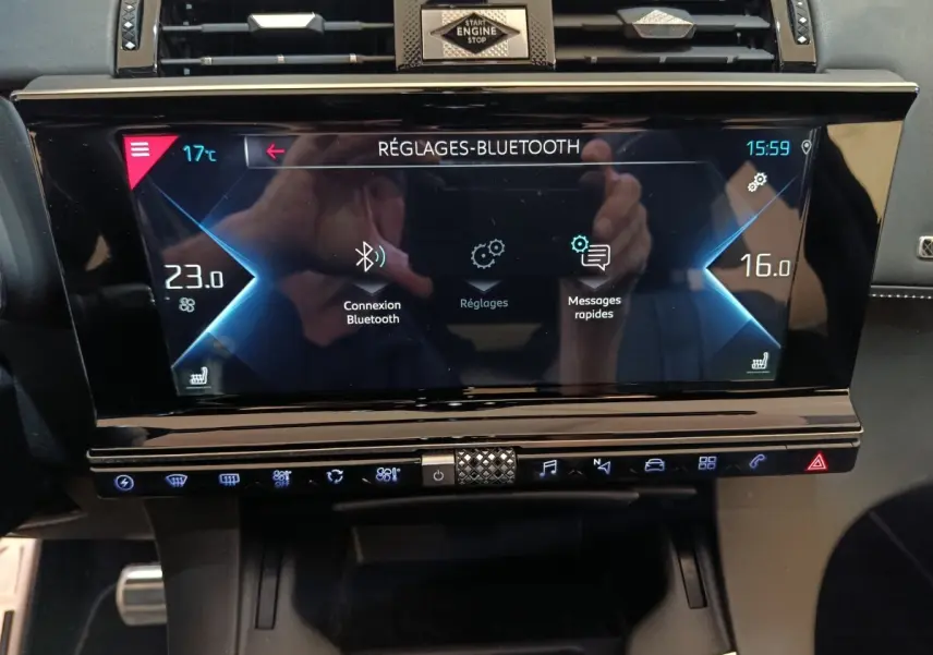 Écran tactile central du DS7 Crossback E-TENSE 4x4 2022 montrant les réglages Bluetooth et climatisation digitale.