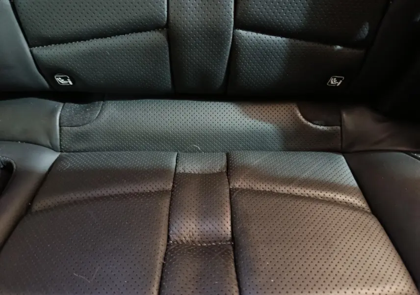 Gros plan sur la banquette arrière en cuir noir perforé du DS7 Crossback E-TENSE 4x4 300 LOUVRE.