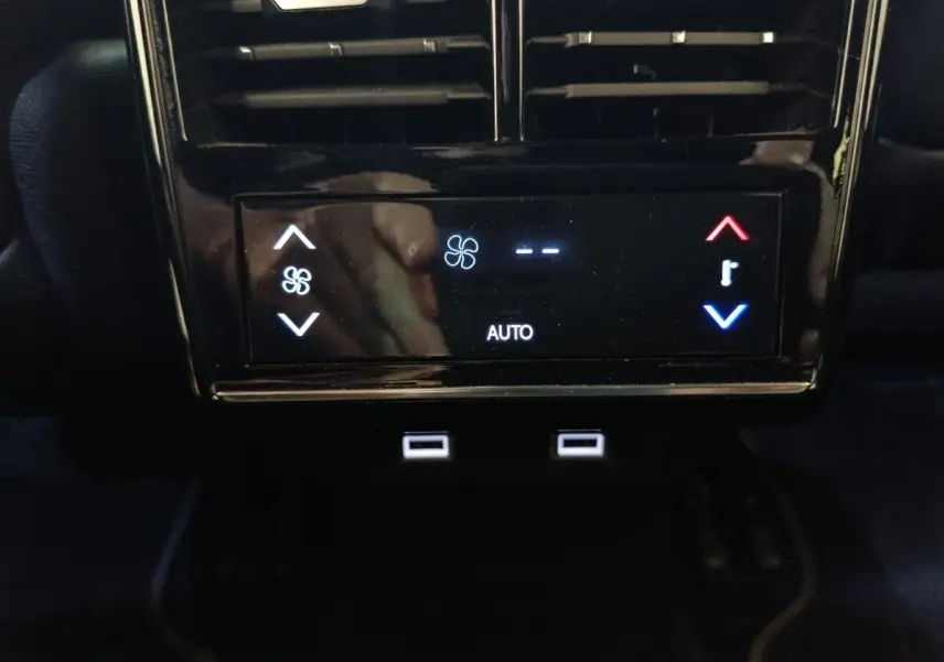 Gros plan sur la commande de climatisation arrière tactile noire du DS7 Crossback E-TENSE 4x4 300 LOUVRE 2022.