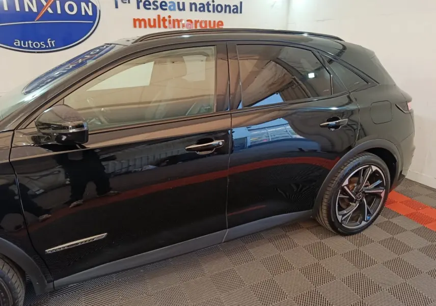 Vue latérale droite du DS7 Crossback E-TENSE 4x4 noir brillant, mettant en valeur ses jantes alliage et ses lignes élégantes.