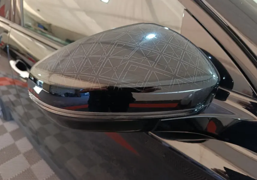 Rétroviseur côté gauche noir brillant avec motifs géométriques sur DS7 Crossback E-TENSE 4x4 2022.