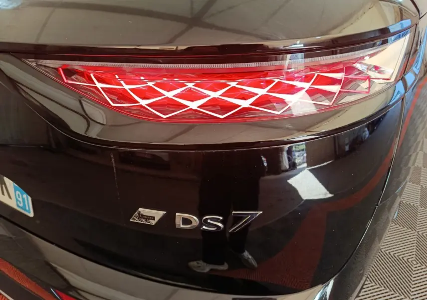 Gros plan sur le feu arrière droit et le logo DS7 noir brillant du SUV DS7 Crossback E-TENSE 4x4 300 LOUVRE 2022.