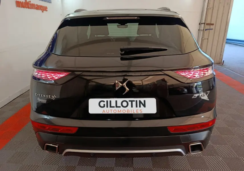 Vue arrière d'un DS7 Crossback E-TENSE 4x4 noir avec feux LED distinctifs et double sortie d'échappement carrée.