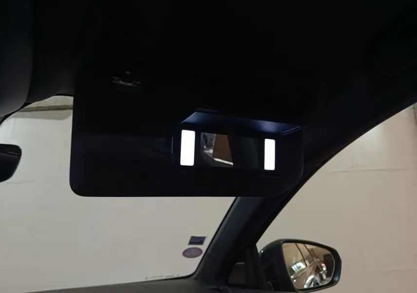 Détail intérieur du pare-soleil avec miroir éclairé côté conducteur du DS7 Crossback noir E-TENSE 4x4 2022.