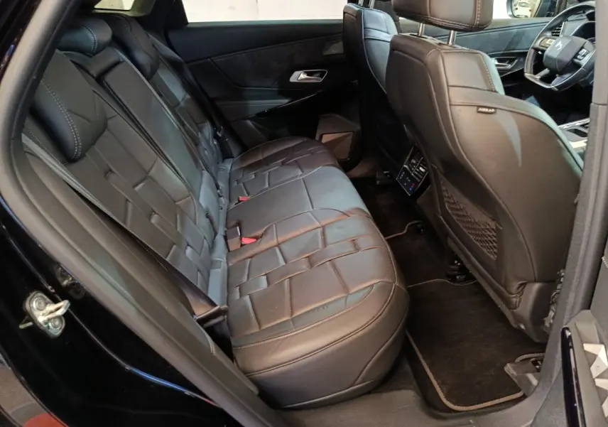 Vue intérieure côté gauche montrant la banquette arrière en cuir noir du DS7 Crossback E-TENSE 4x4 2022.