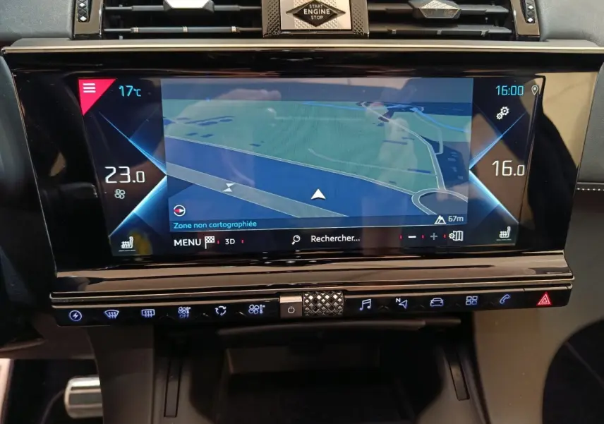 Vue rapprochée de l’écran tactile central du tableau de bord du DS7 Crossback noir, affichant la navigation GPS.