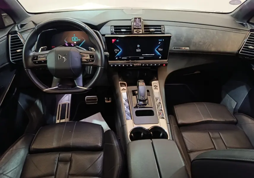 Vue intérieure avant du DS7 Crossback E-TENSE 4x4 2022, tableau de bord noir avec écran tactile central et volant cuir.