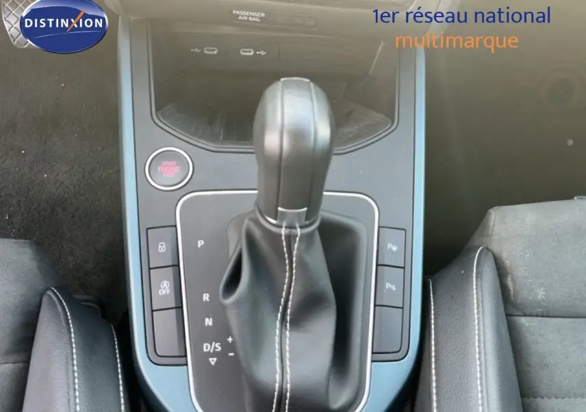 Le levier de vitesses automatique noir avec coutures blanches du SEAT Arona 2025, vue rapprochée de la console centrale.