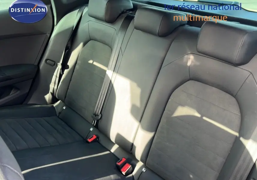 Vue intérieure montrant les sièges arrière en tissu noir de la SEAT Arona 2025, avec ceintures de sécurité visibles.