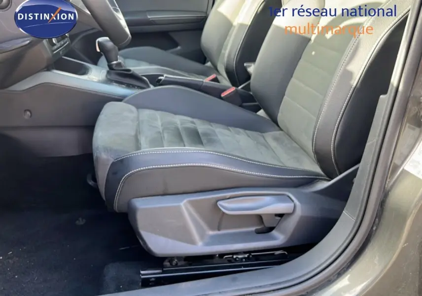 Vue intérieure côté conducteur du siège avant en cuir et alcantara gris d'un SEAT Arona gris magnétique 2025.