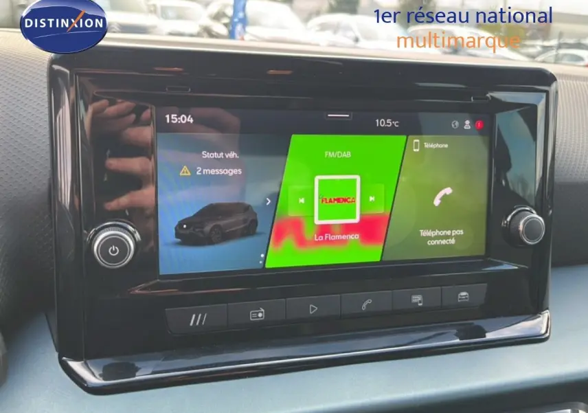 Écran tactile central de la SEAT Arona gris magnétique, affichant le statut véhicule et la radio FM/DAB.
