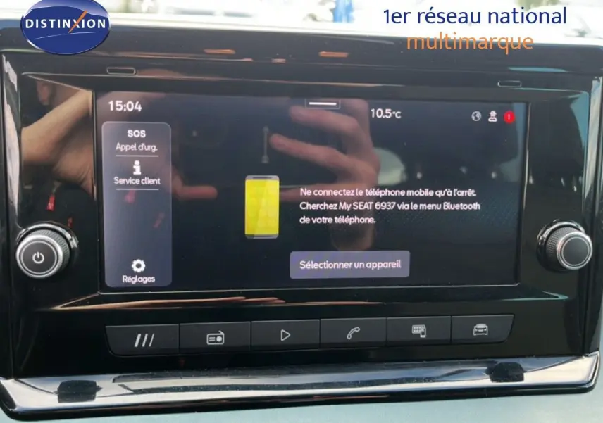 Écran tactile central du tableau de bord du SEAT Arona 2025, affichant les options Bluetooth et SOS.