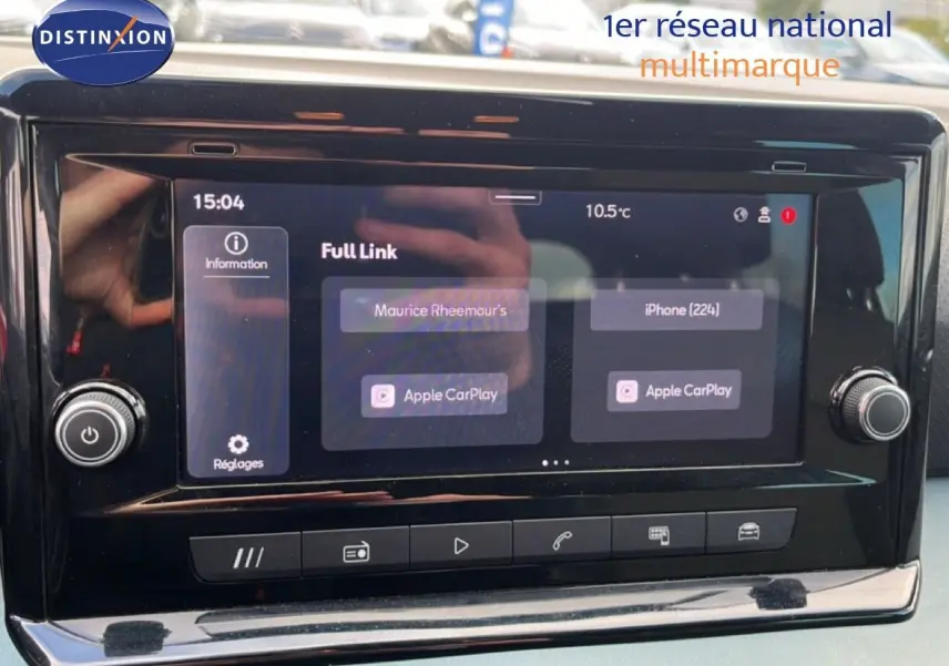 Écran tactile central de la SEAT Arona 2025 affichant Apple CarPlay, avec commandes physiques autour en finition noire brillante.