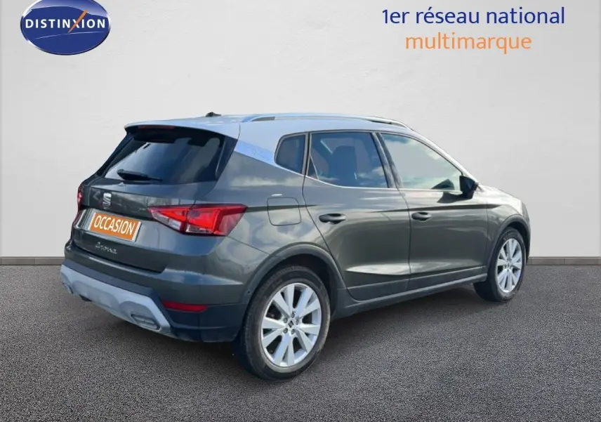 SEAT Arona gris magnétique vue 3/4 arrière droit, toit noir contrasté et jantes alliage 17 pouces.