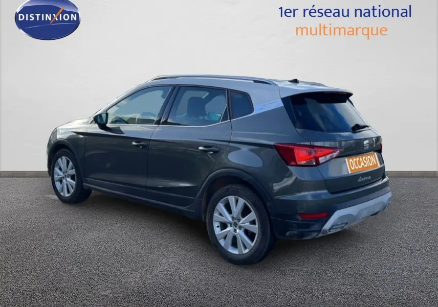 SEAT Arona gris magnétique vue 3/4 arrière droit avec toit noir et jantes alliage 17 pouces.