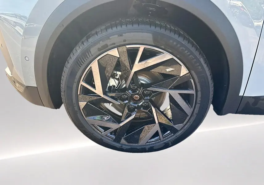 Gros plan sur la roue avant droite gris rafale du Renault Symbioz 1.8 e-tech full hybrid avec jante alu au design géométrique.