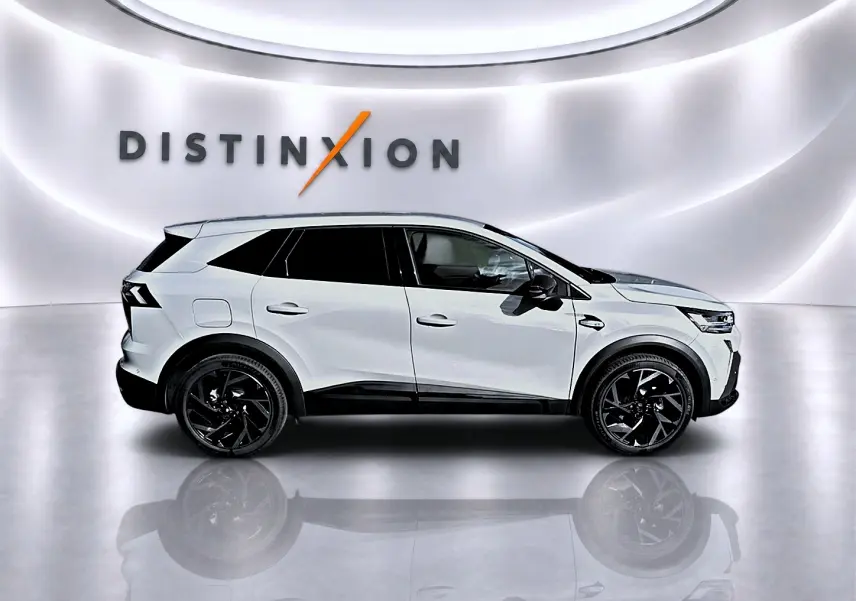 Renault Symbioz gris rafale en profil droit, avec jantes noires et détails noirs contrastants sous un éclairage blanc.