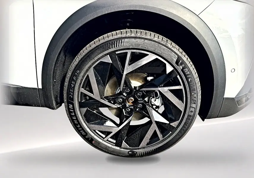 Gros plan sur la roue arrière droite du Renault Symbioz gris rafale, avec jante alu noire au design géométrique.