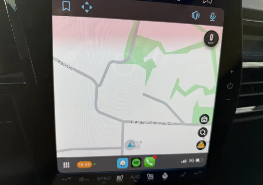 Écran tactile central du tableau de bord du Renault Austral 2025, affichant la navigation GPS en mode carte.