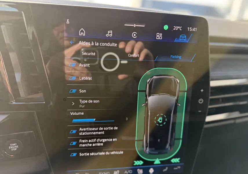 Écran tactile intérieur du Renault Austral 2025 montrant les aides à la conduite et le véhicule en vue de dessus.