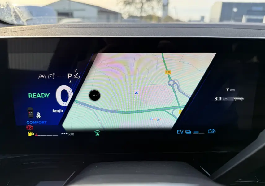 Tableau de bord numérique du Renault Austral 2025 affichant la navigation Google Maps et l'état du véhicule en mode confort.