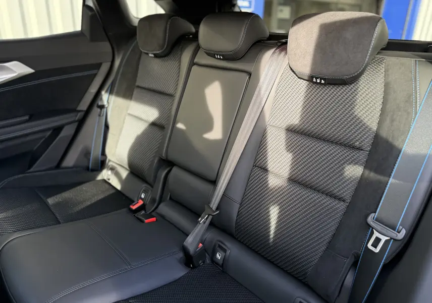 Vue intérieure des sièges arrière noirs avec surpiqûres bleues du Renault Austral 2025 version Esprit Alpine.