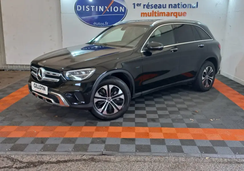 Mercedes GLC 300 E Business Line noir, vue 3/4 avant droit, avec jantes alliage et calandre chromée brillante.