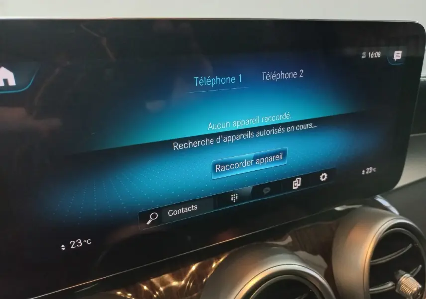 Écran tactile central du tableau de bord du Mercedes GLC 300 E Business Line 2021 avec affichage Bluetooth et climatisation à 23°C.