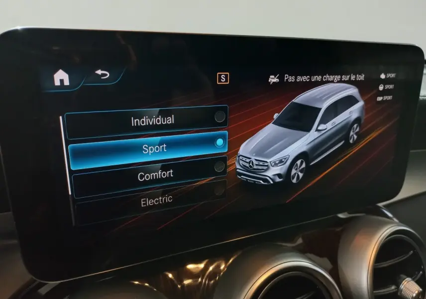 Écran tactile intérieur montrant le mode Sport activé avec une image 3D argentée du Mercedes GLC vue de dessus en 3/4 avant.
