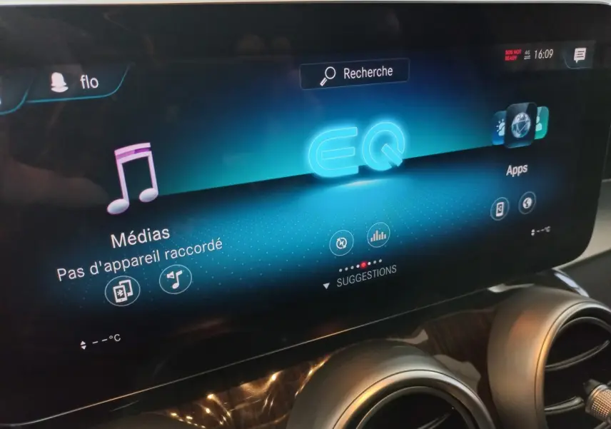 Écran tactile multimédia bleu du tableau de bord du Mercedes GLC 300 E Business Line 2021, avec commandes d'aération visibles.