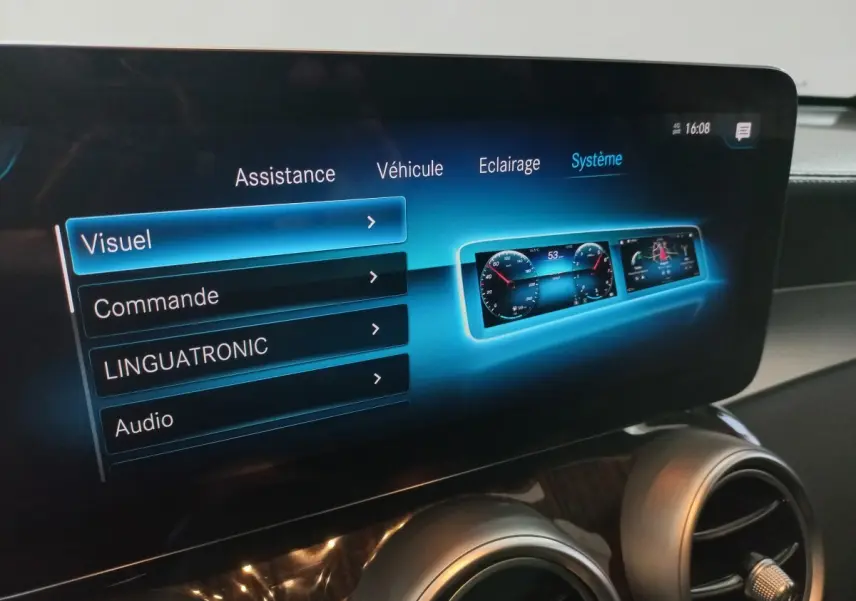Écran tactile du tableau de bord du Mercedes GLC 300 E Business Line 2021 affichant les options système.