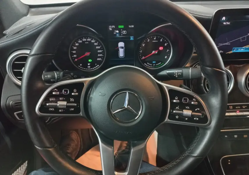 Vue rapprochée du volant cuir noir et du tableau de bord digital du Mercedes GLC 300 E Business Line 2021.