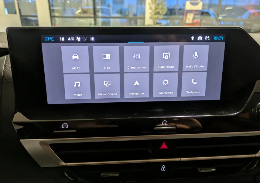 Écran tactile central de la Citroën C4 Hybride 2025 affichant les menus ADAS, Climatisation, Navigation et Téléphone.